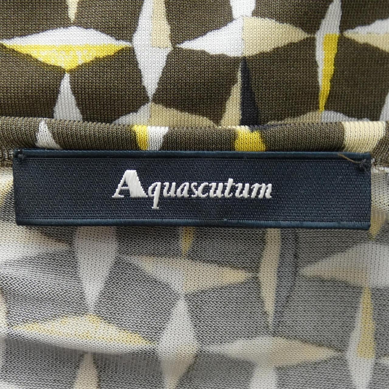 アクアスキュータム Aquascutum トップス