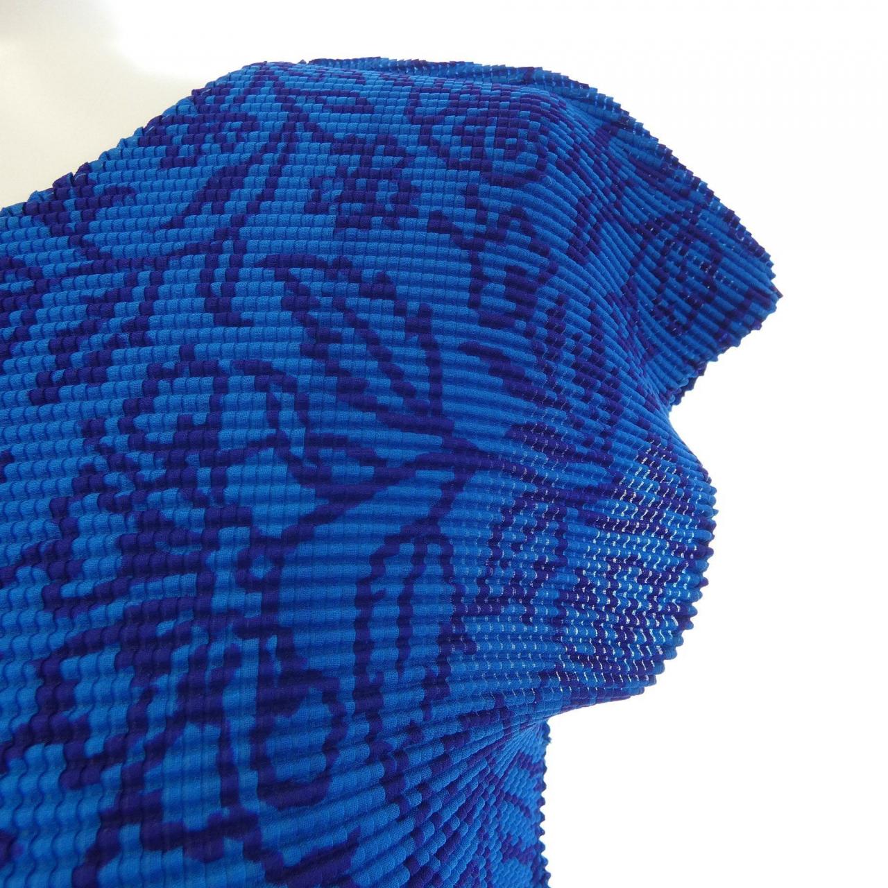 ミーイッセイミヤケ me ISSEY MIYAKE トップス