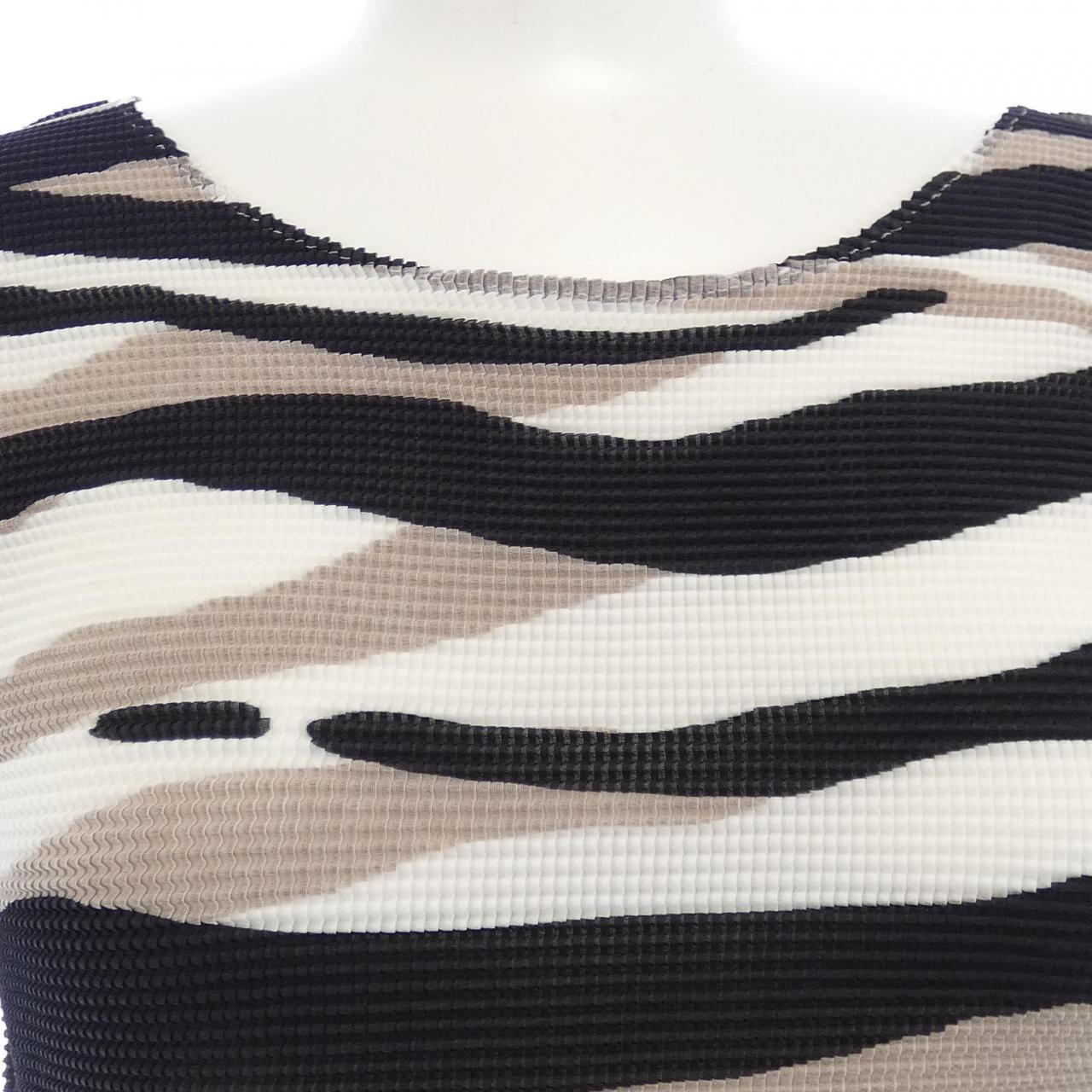 ミーイッセイミヤケ me ISSEY MIYAKE トップス