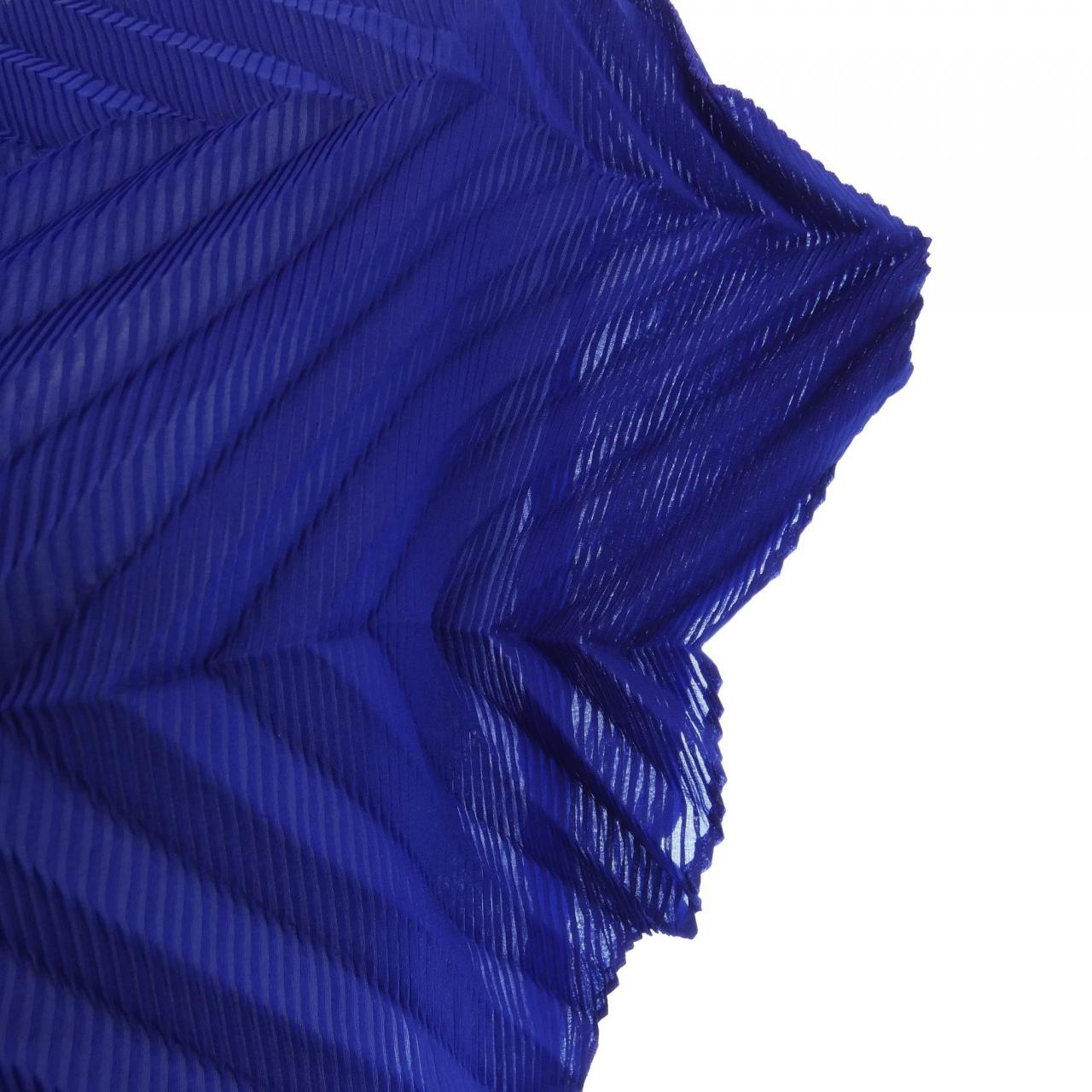 ミーイッセイミヤケ me ISSEY MIYAKE トップス