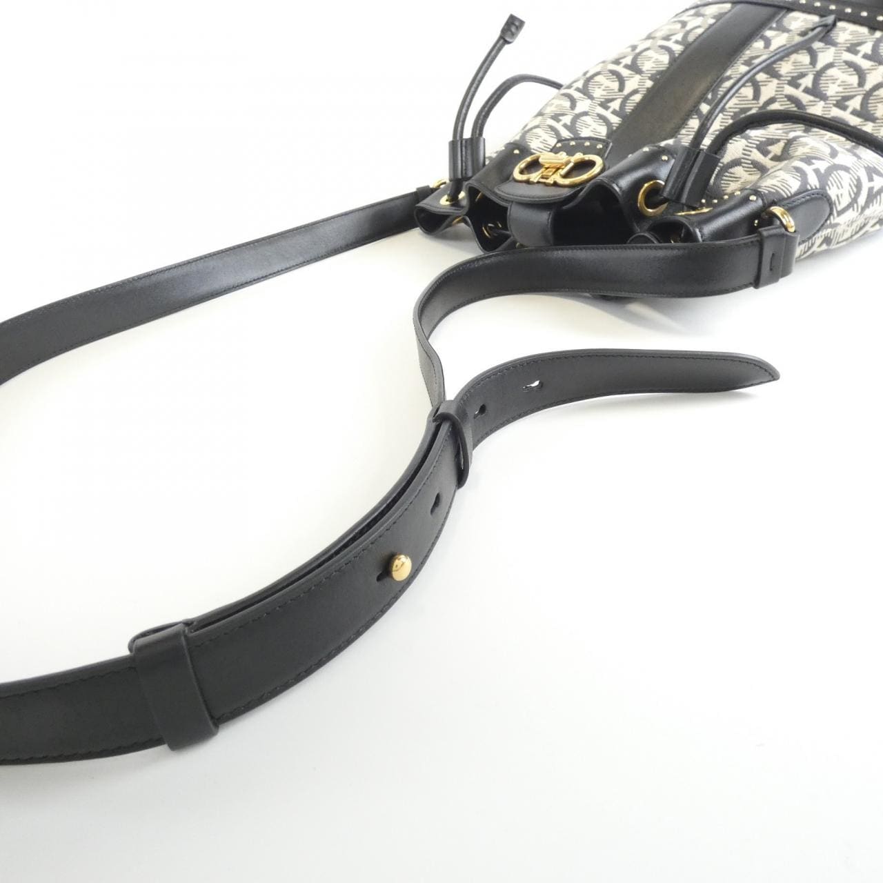 サルヴァトーレフェラガモ 21 H587 ショルダーバッグ