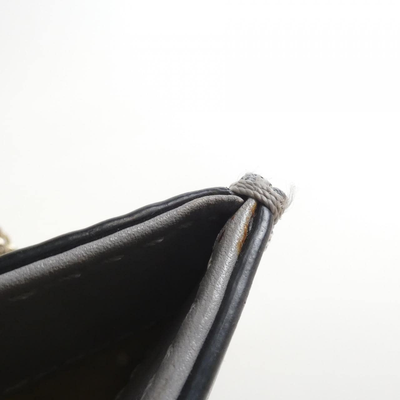 ヴァレンティノガラヴァーニ バッグ