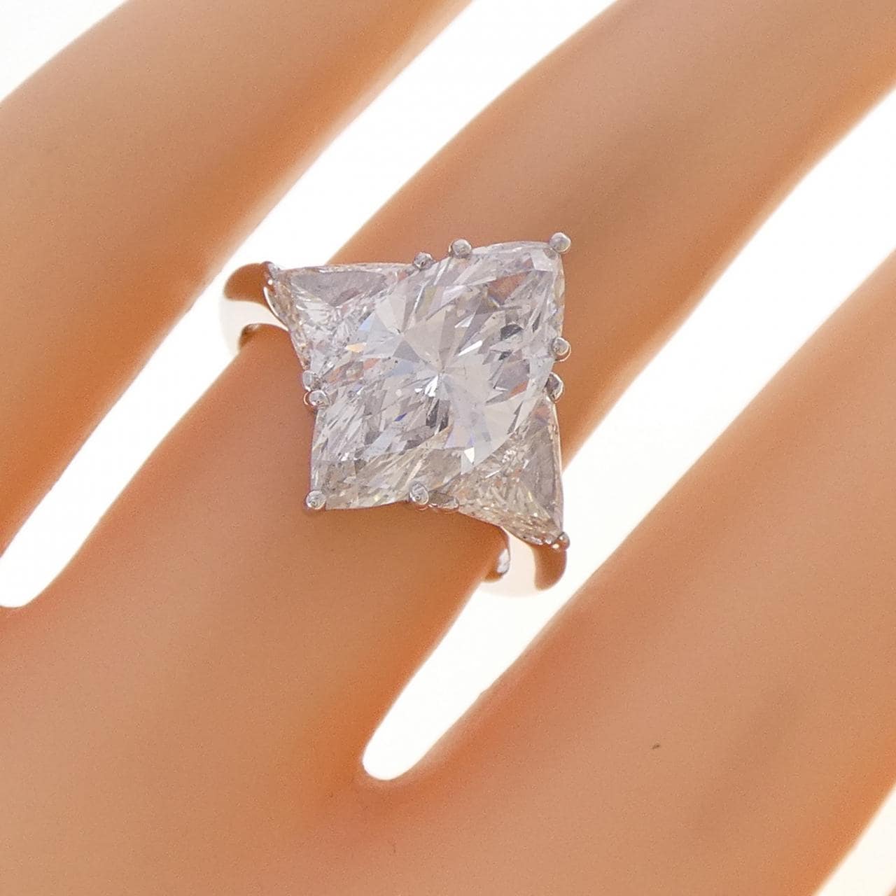 PT900 ダイヤモンド リング 3.007CT H SI2 / H-I SI1 ファンシーカット