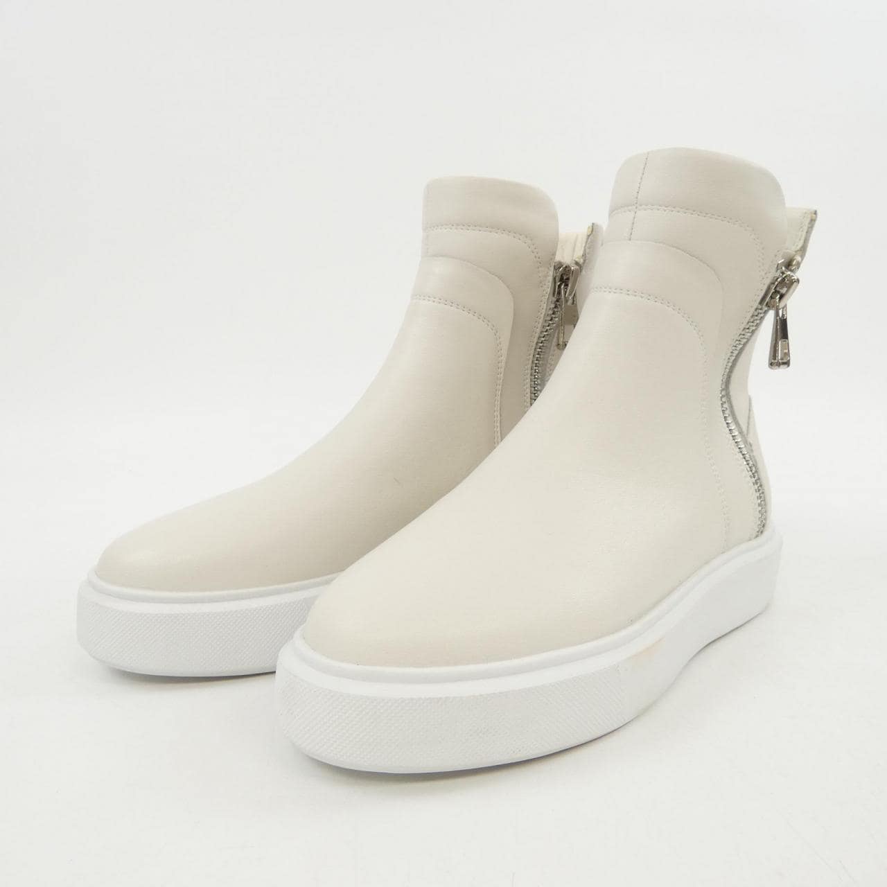 nouer スニーカー