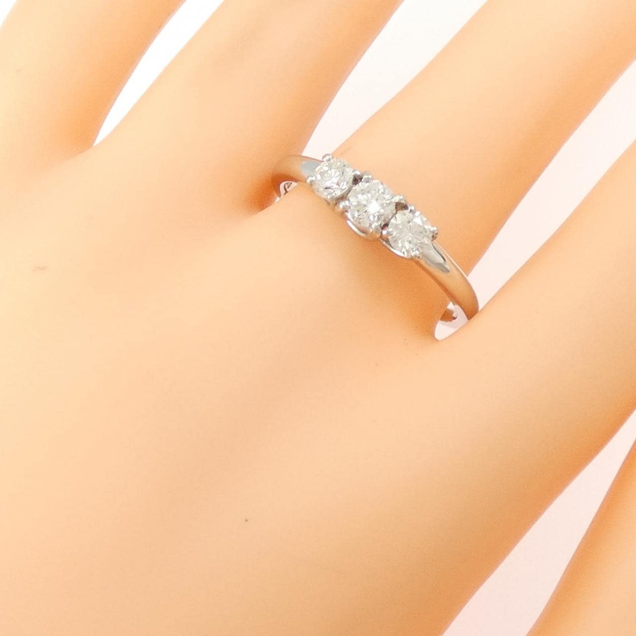 PT900 スリーストーン ダイヤモンド リング 0.764CT