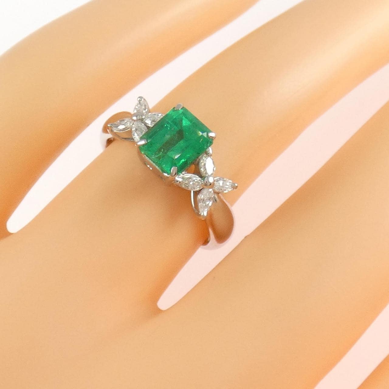 PT900 フラワー エメラルド リング 1.206CT