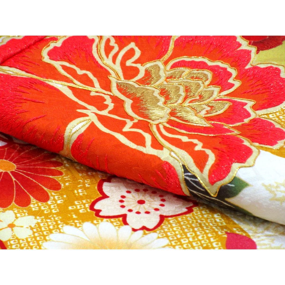 振袖　友禅加工刺繍入り