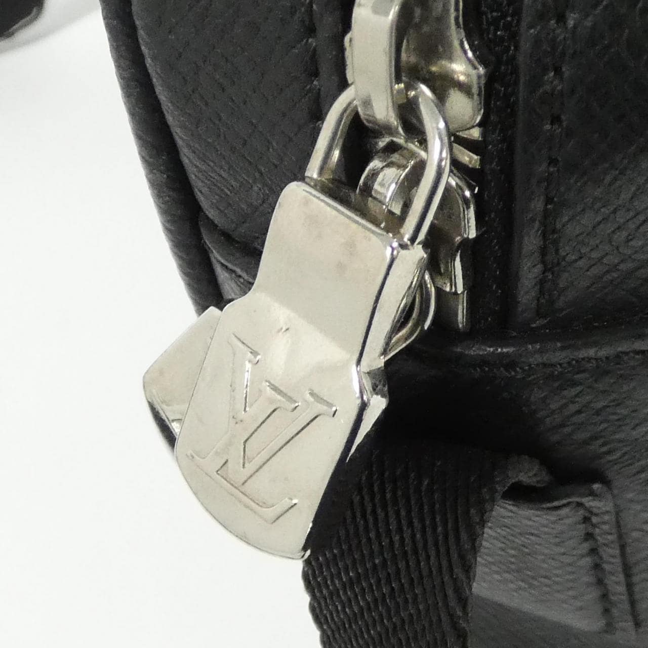 ルイヴィトン タイガ アウトドア メッセンジャー PM M33435 ショルダーバッグ