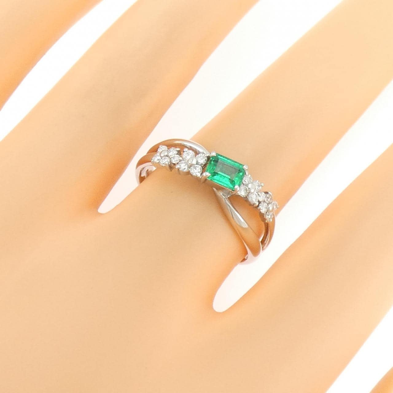 PT900 フラワー エメラルド リング 0.30CT