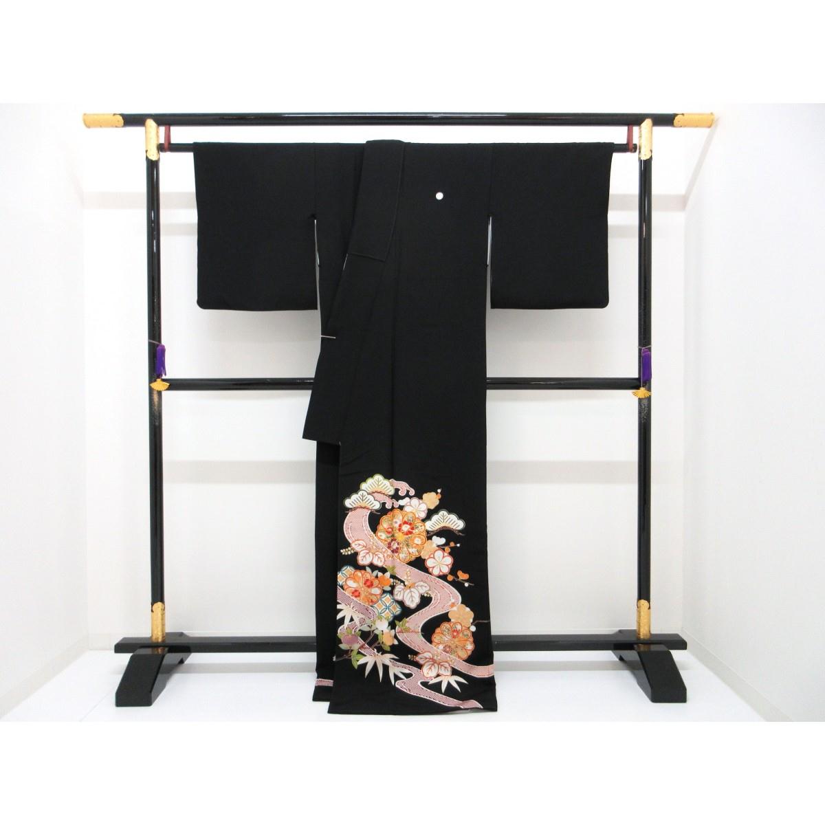 留袖　友禅金彩加工　刺繍入り　丸に剣片喰　身幅２Ｌ寸