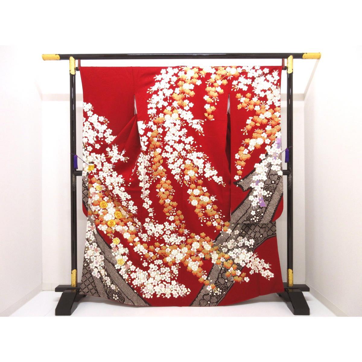 Long-sleeved kimono with gold leaf and embroidery