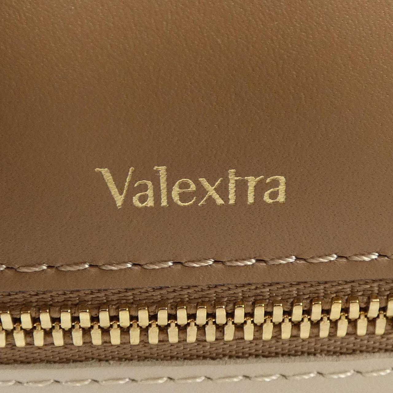 ヴァレクストラ VALEXTRA ミディアム イジィデ ISIDE BAG
