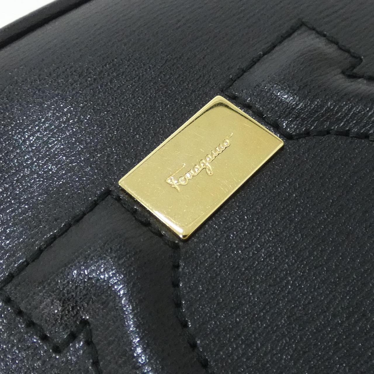 サルヴァトーレフェラガモ CITY 21 H006 ショルダーバッグ