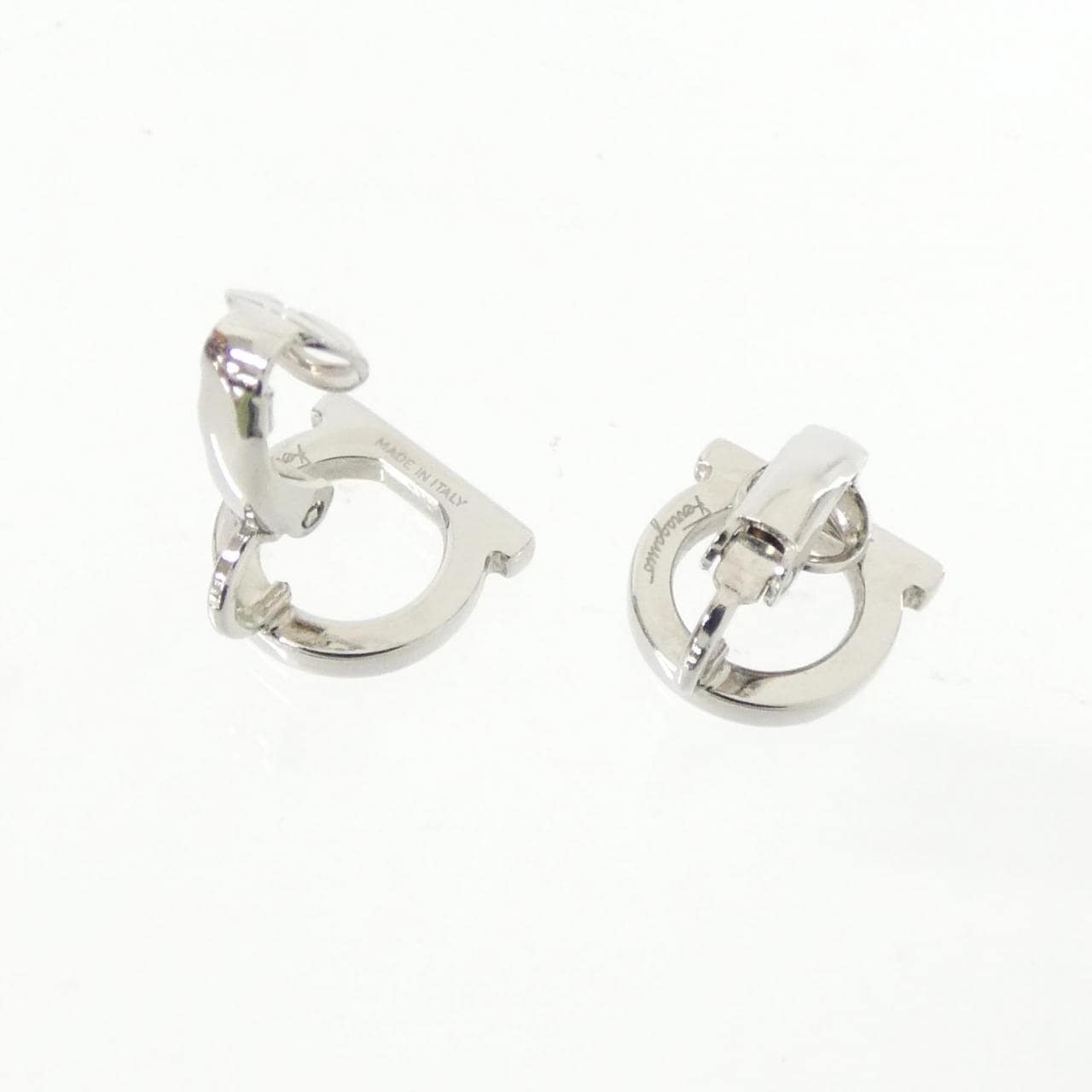 サルヴァトーレフェラガモ イヤリング