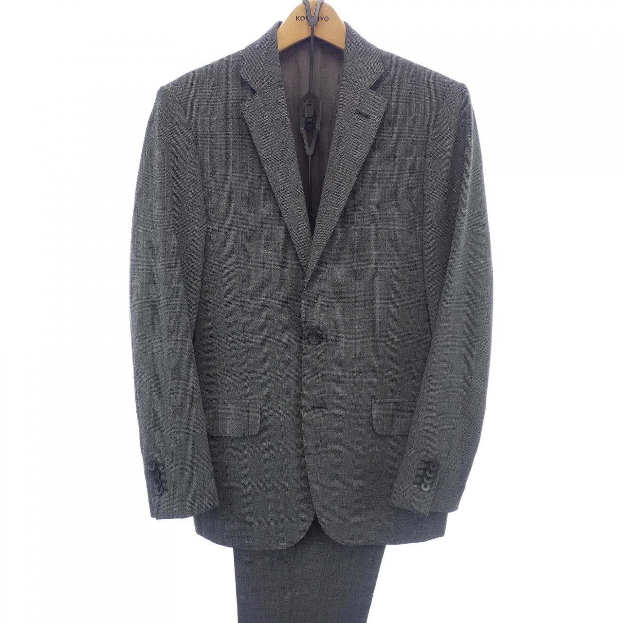 Marcel Lassance suit