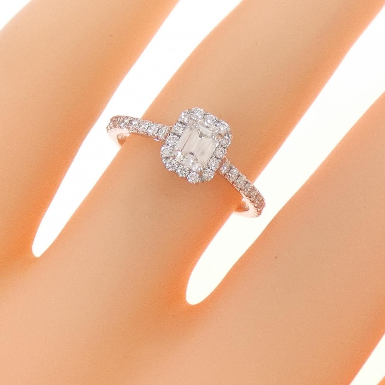 ティファニー ソレスト エメラルドカット リング 0.31CT H VVS1