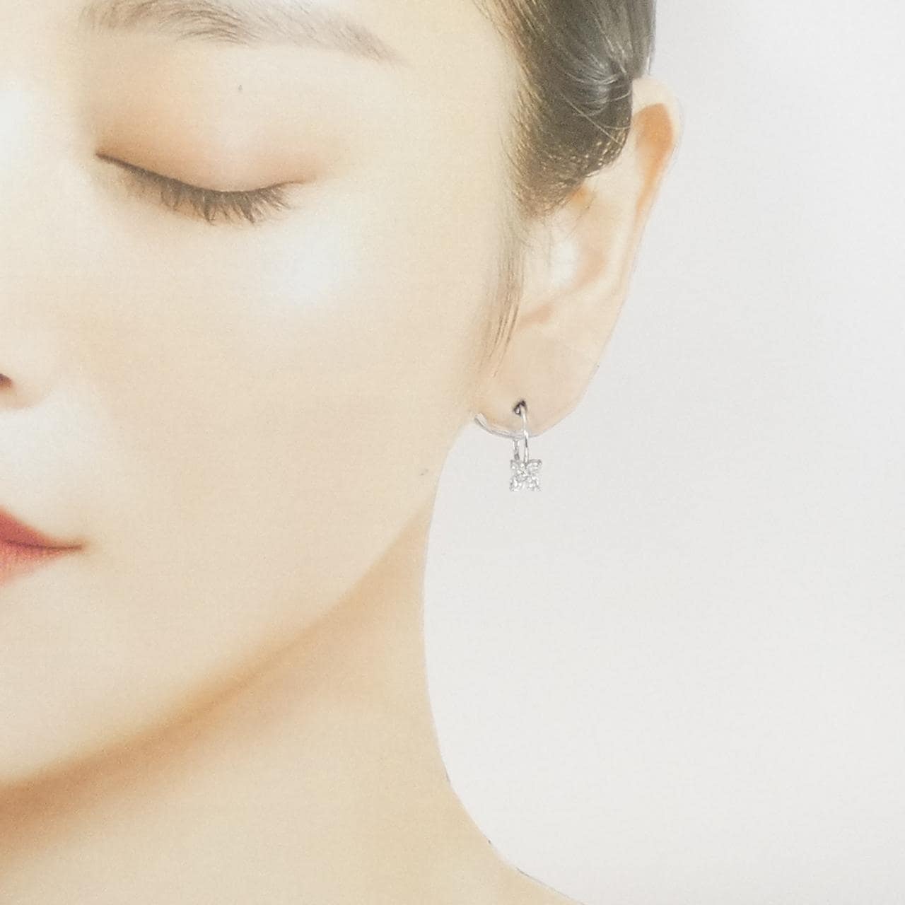 K18WG フラワー ダイヤモンド ピアス 0.60CT