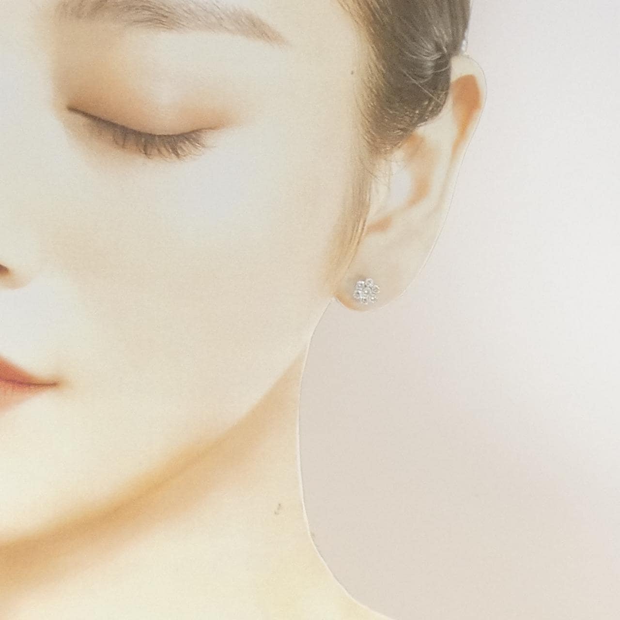 K18WG フラワー ダイヤモンド ピアス 0.60CT