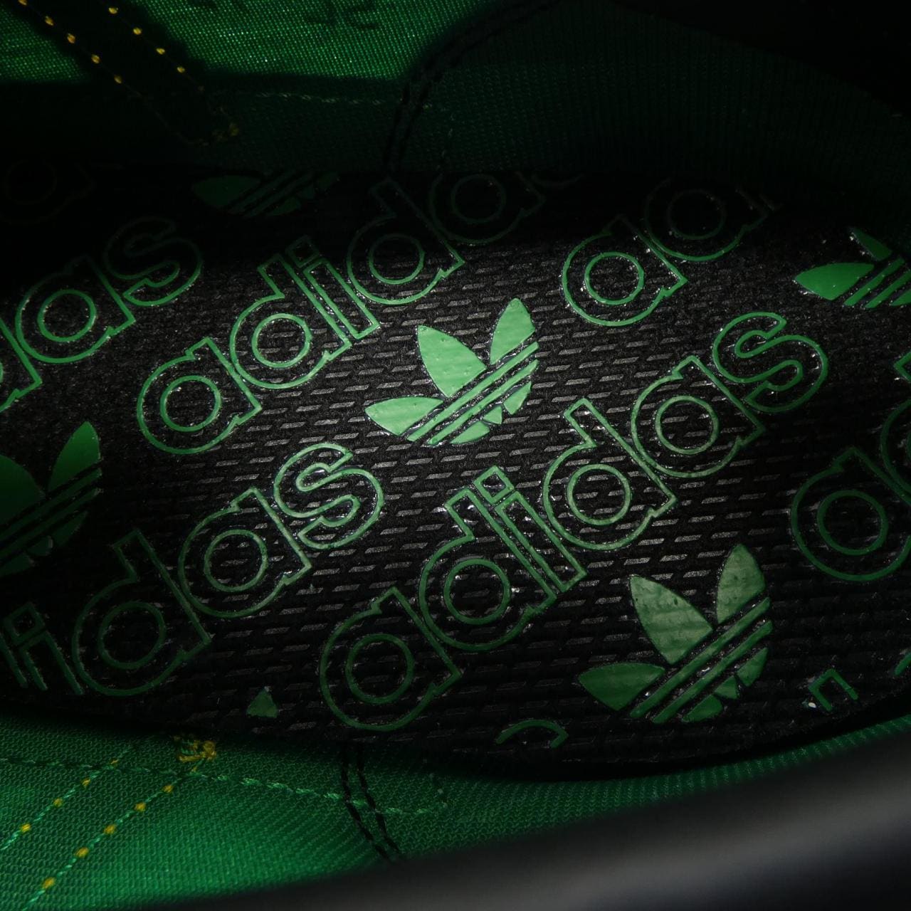 アディダス ADIDAS IG2133 スニーカー