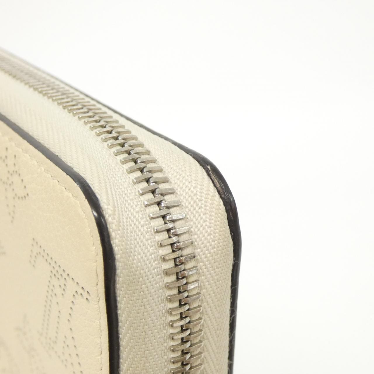 ルイヴィトン マヒナ ジッピー ウォレット M61869 財布