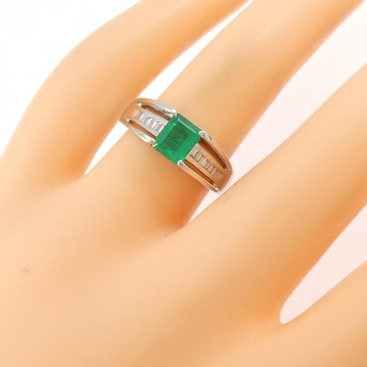 PT900 エメラルド リング 0.74CT