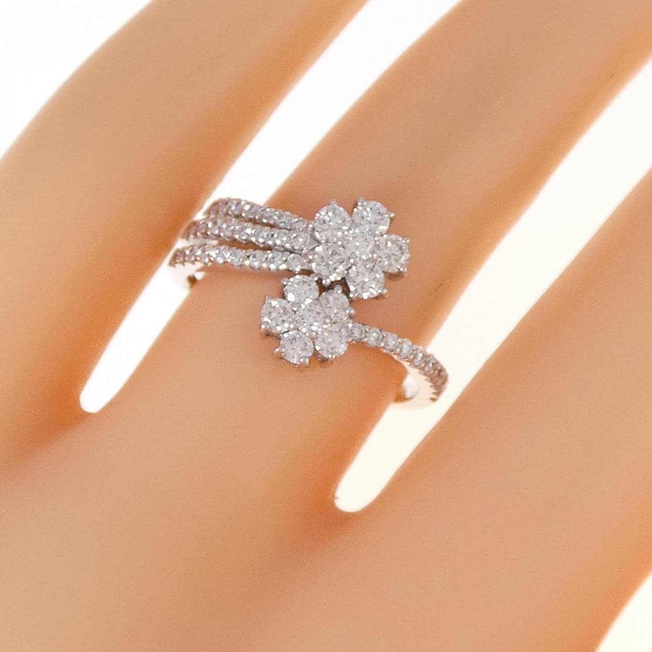 K18WG フラワー ダイヤモンド リング 0.76CT