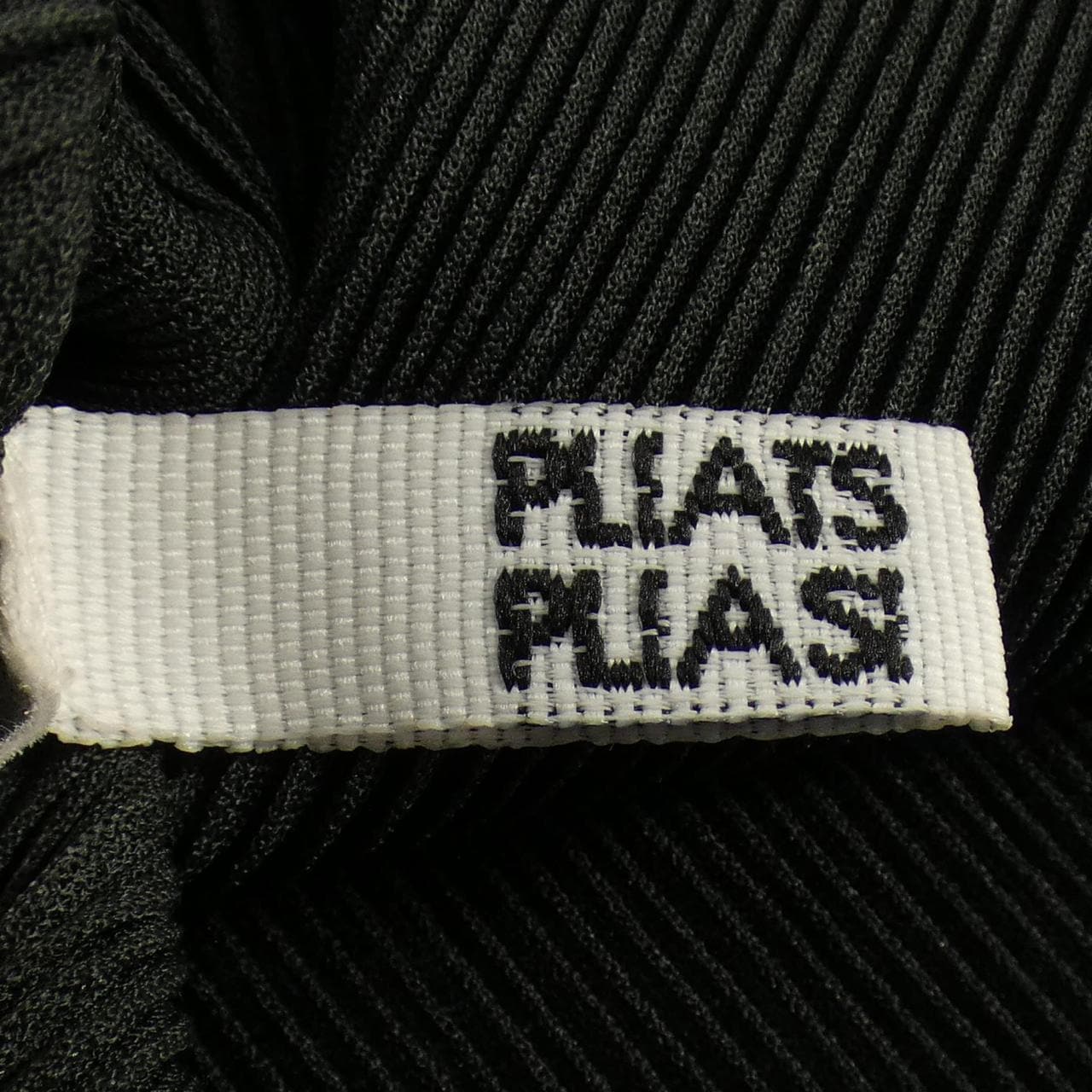 百褶PLEATS PLEASE上衣
