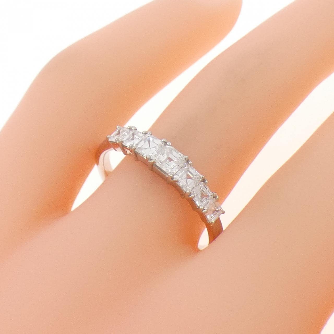 ジーエスティービー ダイヤモンド リング 0.75CT