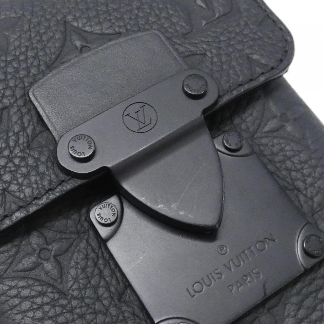 ルイヴィトン トリヨン モノグラム Sロック ヴェルティカル ウエアラブル ウォレット M81524 ショルダーバッグ