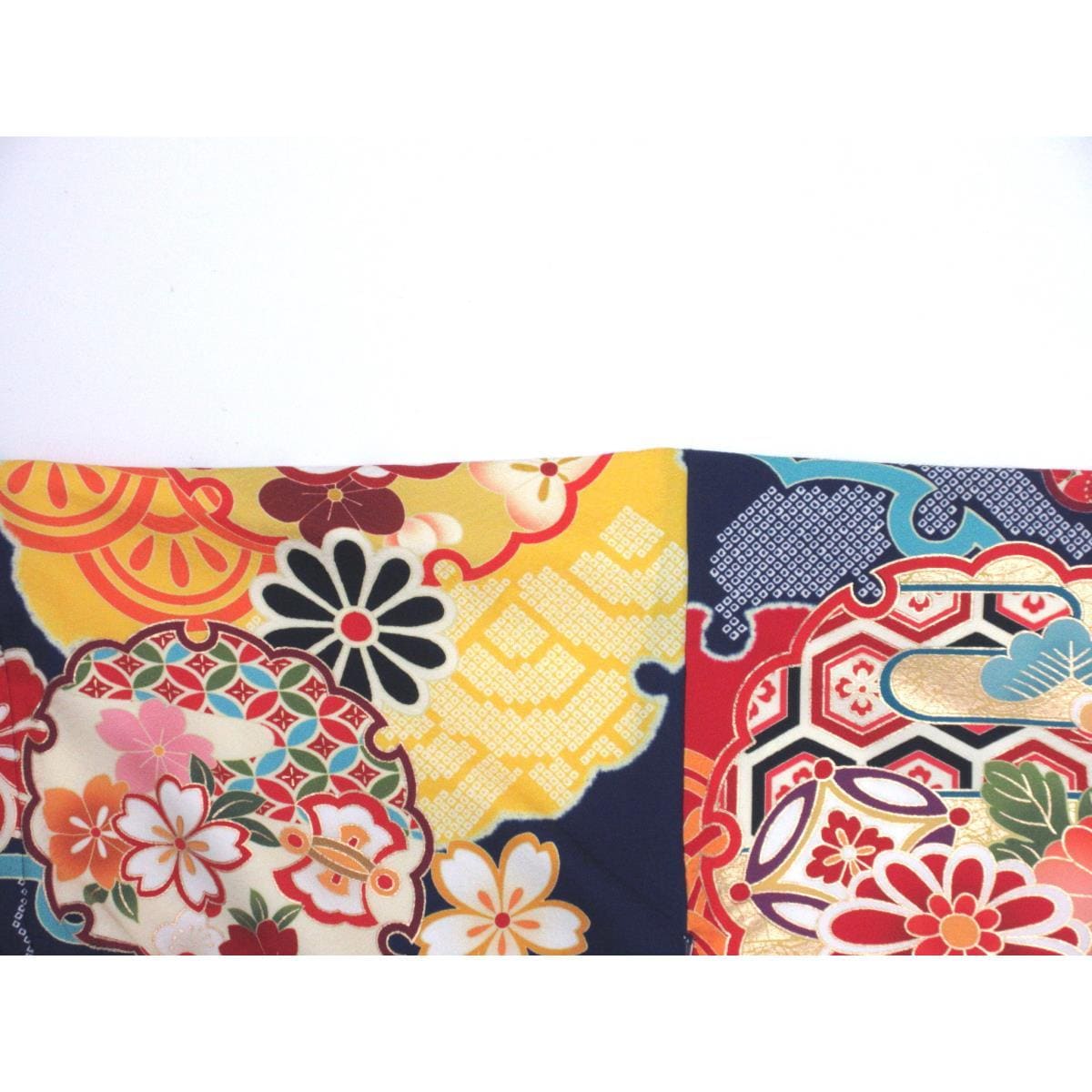 振袖　友禅金彩加工　刺繍入り