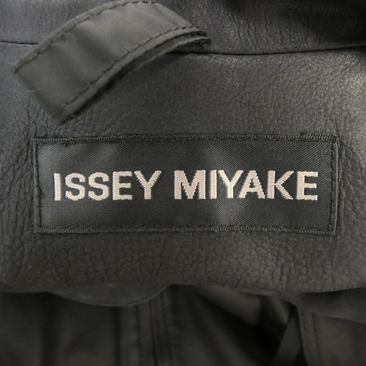 イッセイミヤケ ISSEY MIYAKE ME53LA221 レザーコート