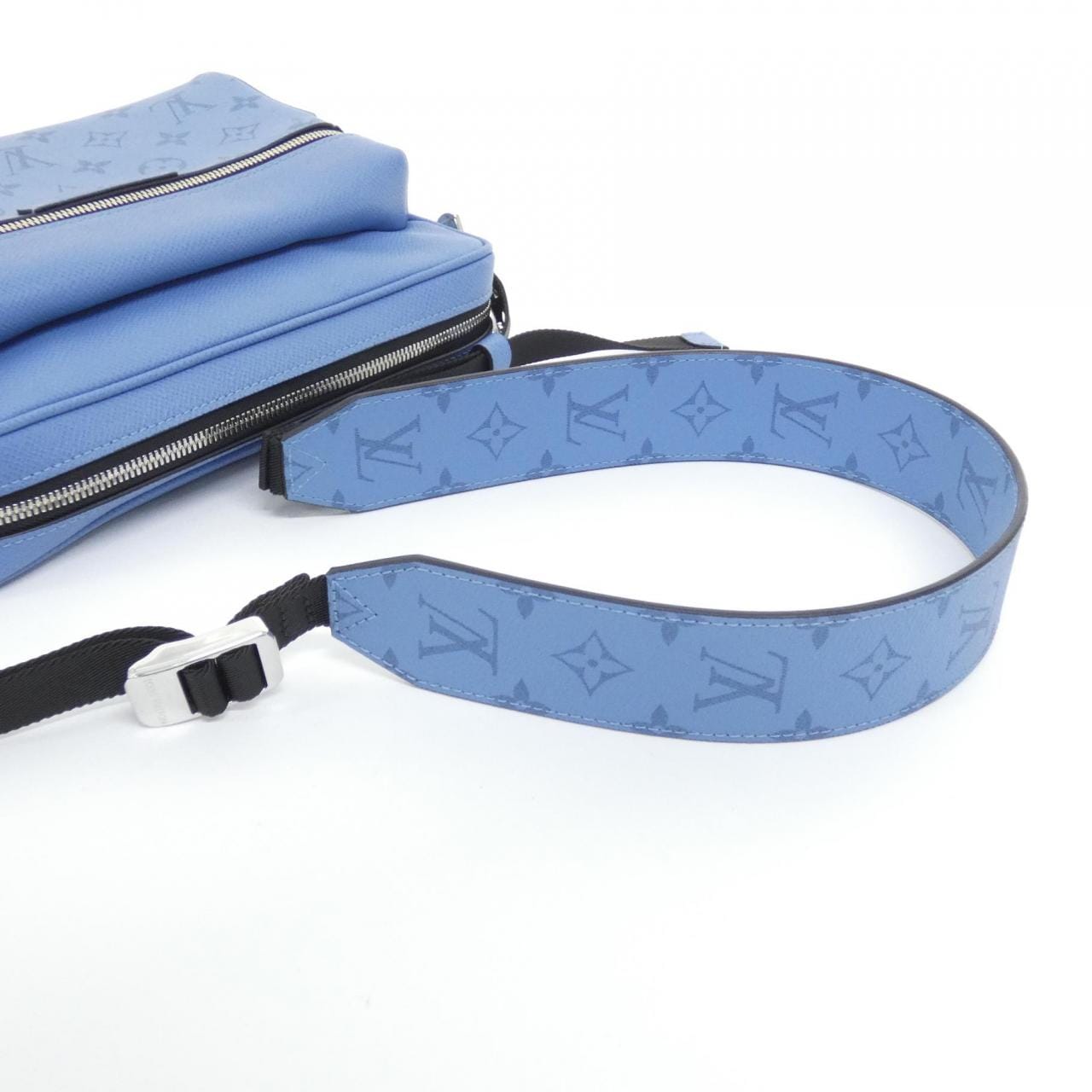LOUIS VUITTON Taiga Llama 户外邮差包 M30749 单肩包