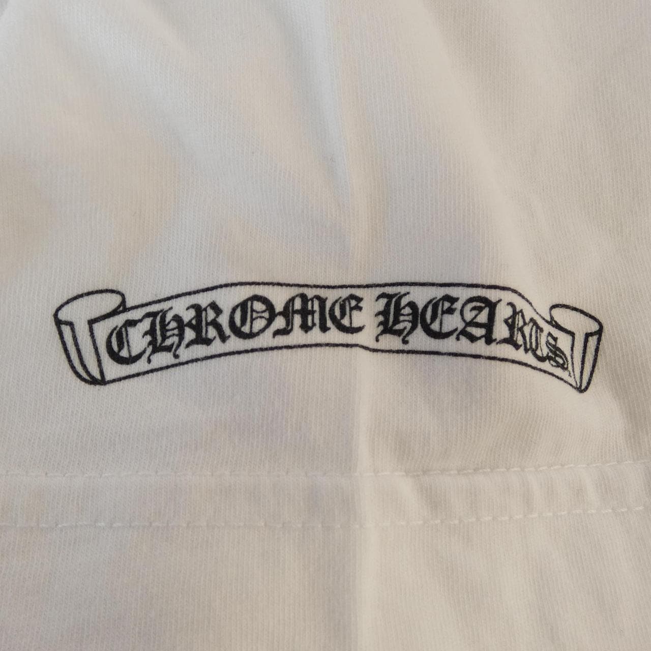 クロムハーツ CHROME HEARTS TOKYO限定 VERTICAL LOGO SCROLL LABEL 2212-304-0598 Tシャツ