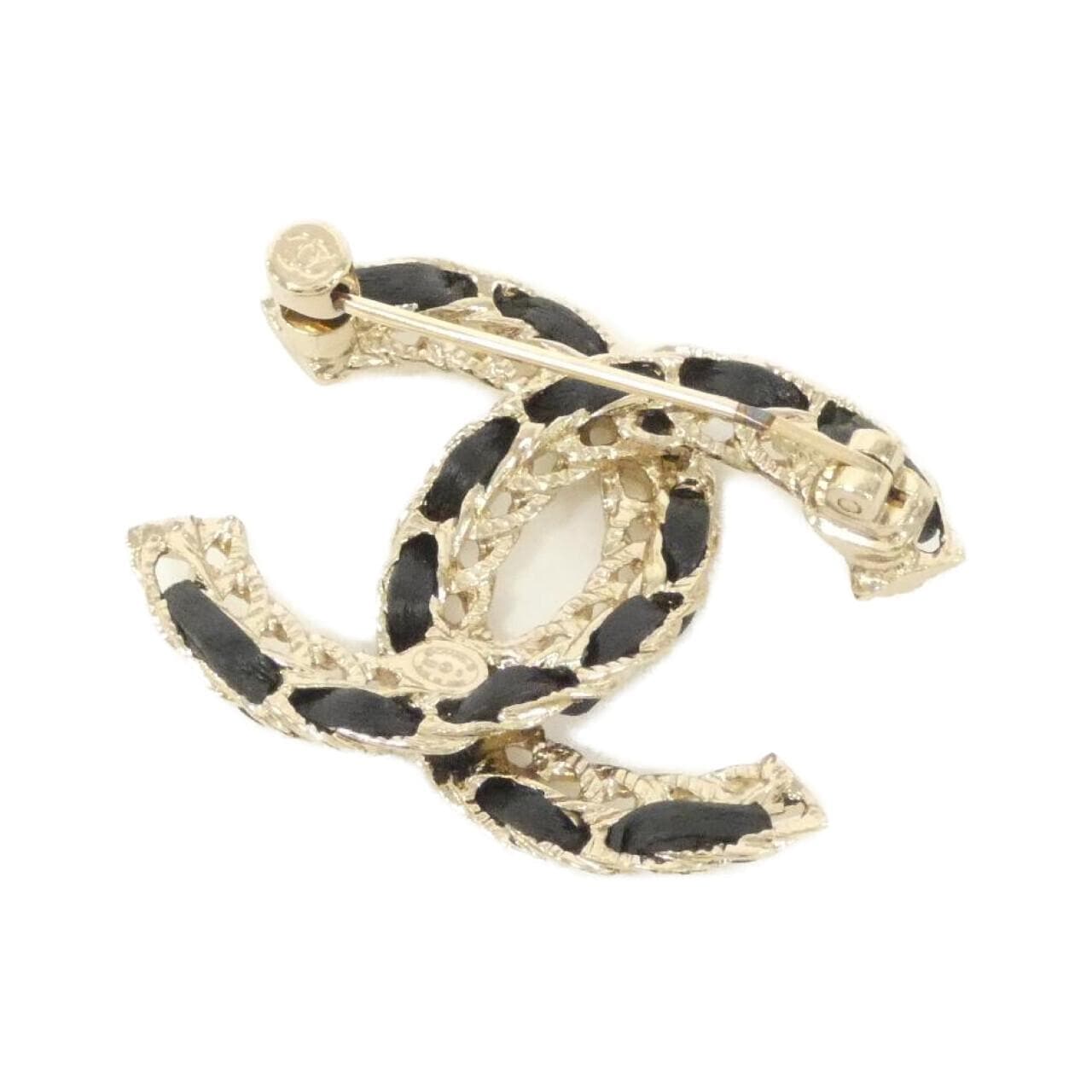 CHANEL brooch