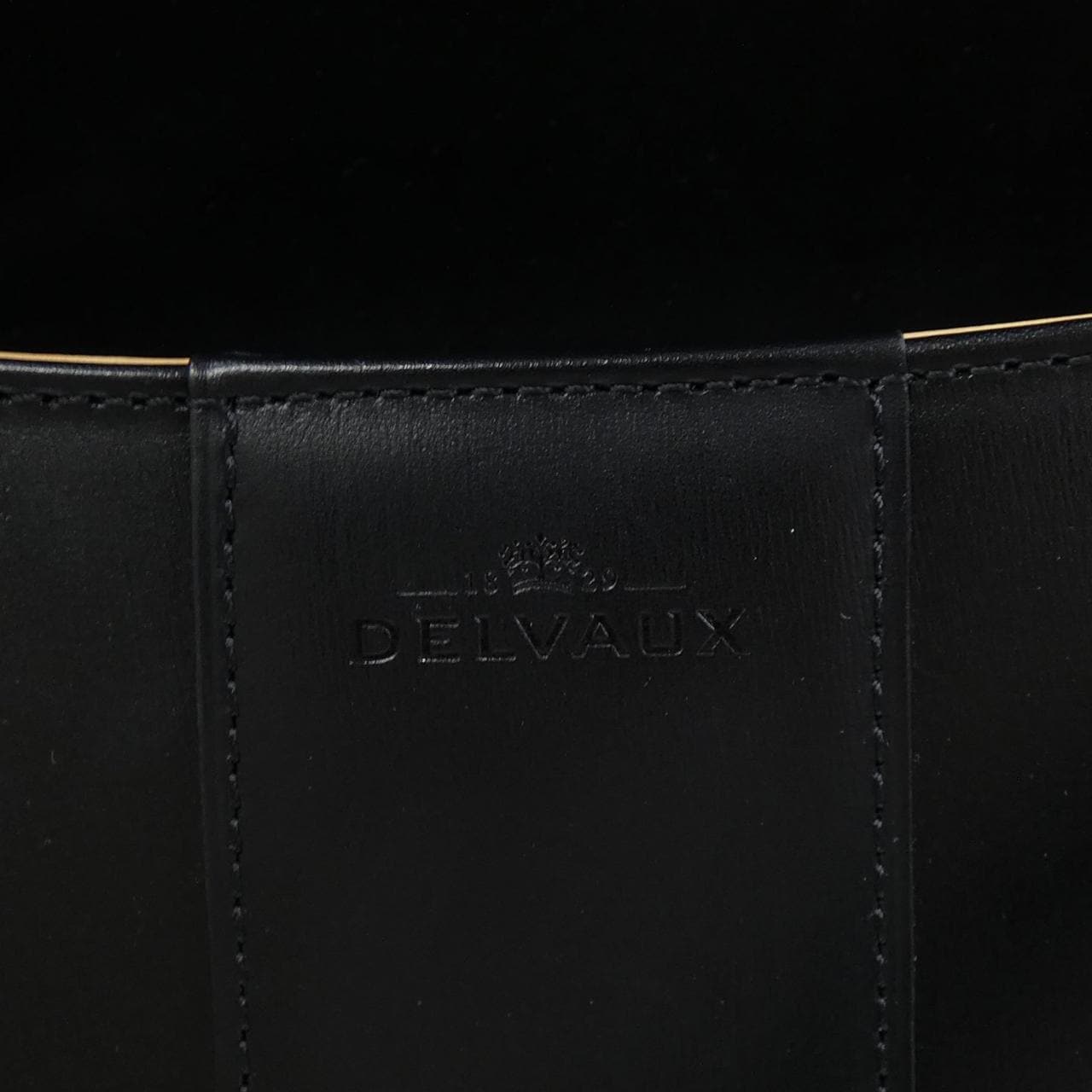 德尔沃DELVAUX