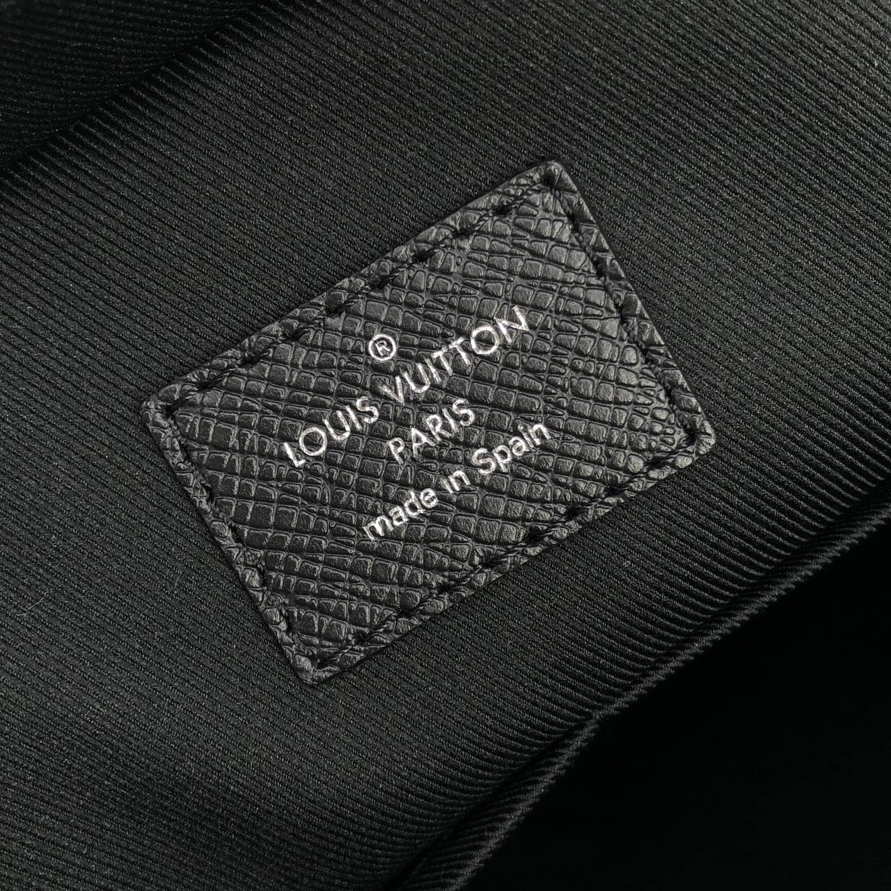 ルイヴィトン タイガ アレックス メッセンジャー M30260 ショルダーバッグ