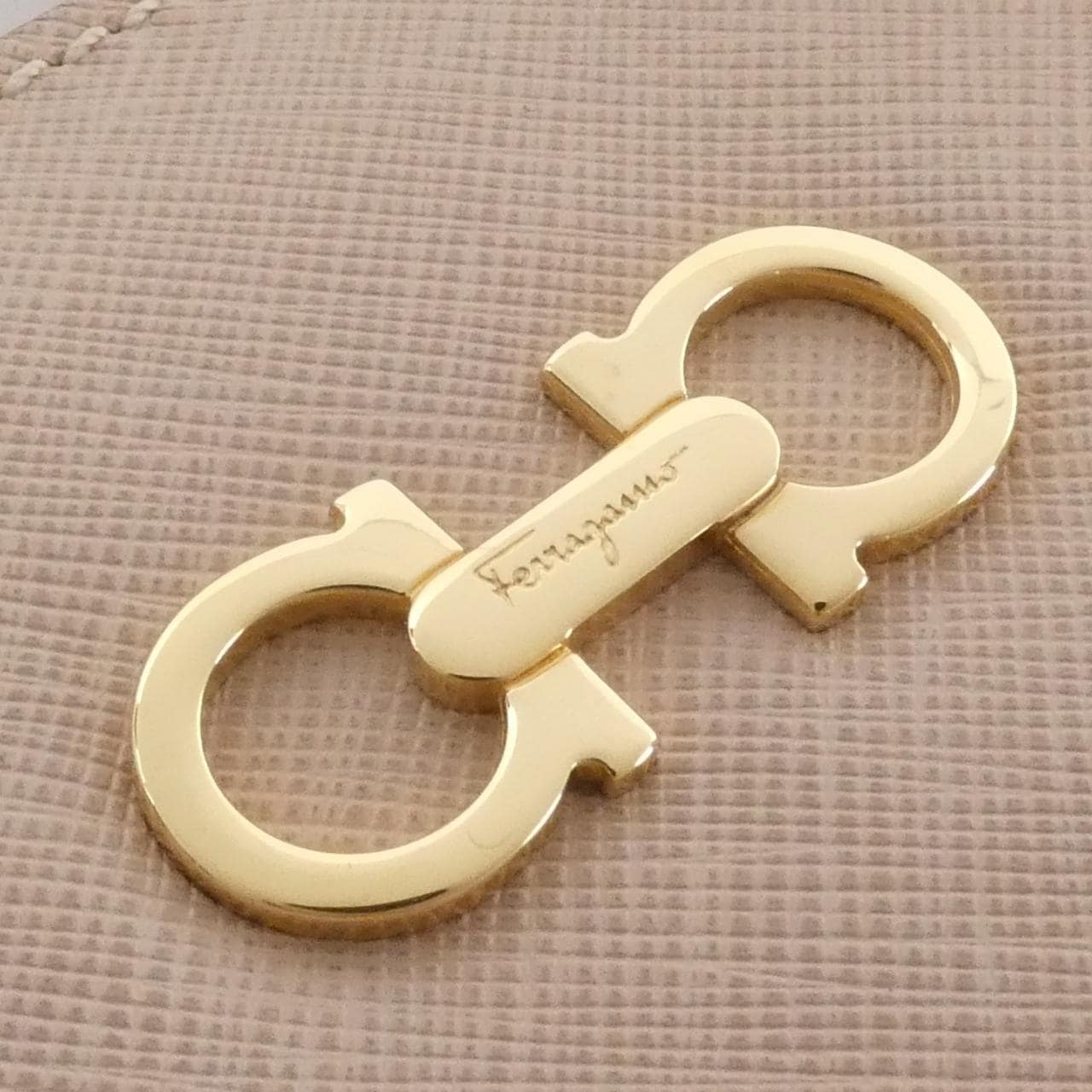 サルヴァトーレフェラガモ 21 F317 バッグ