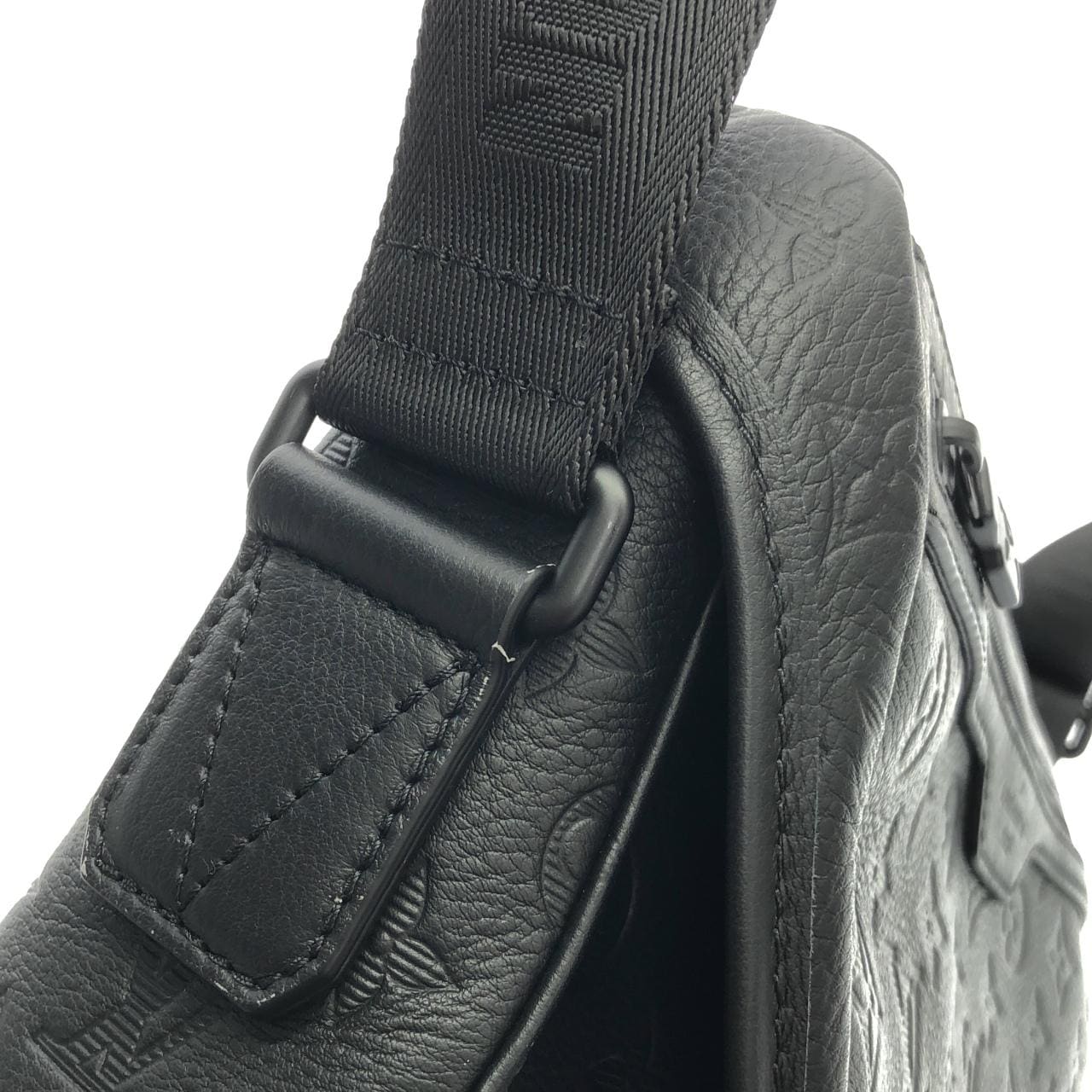 ルイヴィトン モノグラム シャドウ メッセンジャー ヴォワヤージュ PM M25121 ショルダーバッグ