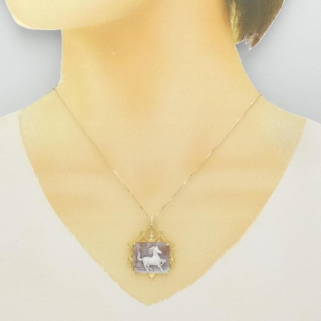 K18YG shell cameo necklace