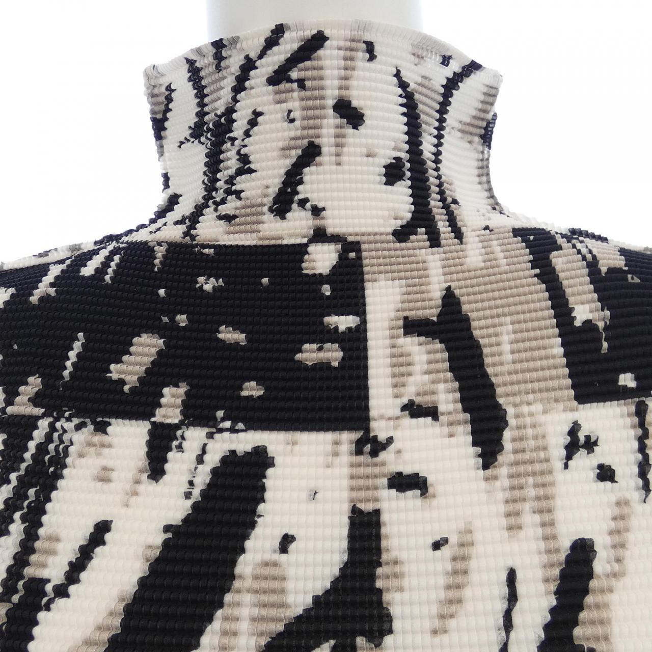 ミーイッセイミヤケ me ISSEY MIYAKE トップス