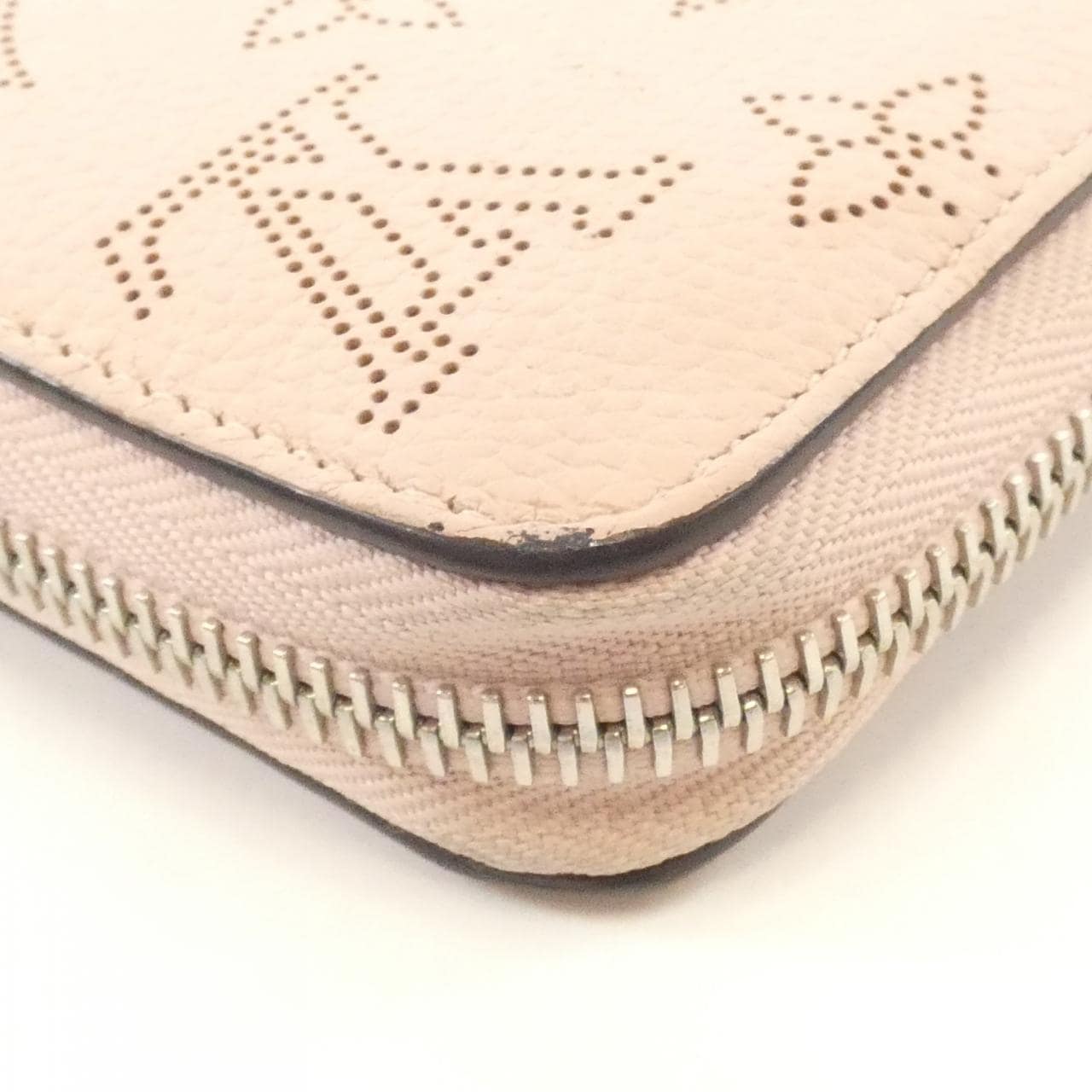 ルイヴィトン マヒナ ジッピー ウォレット M61868 財布