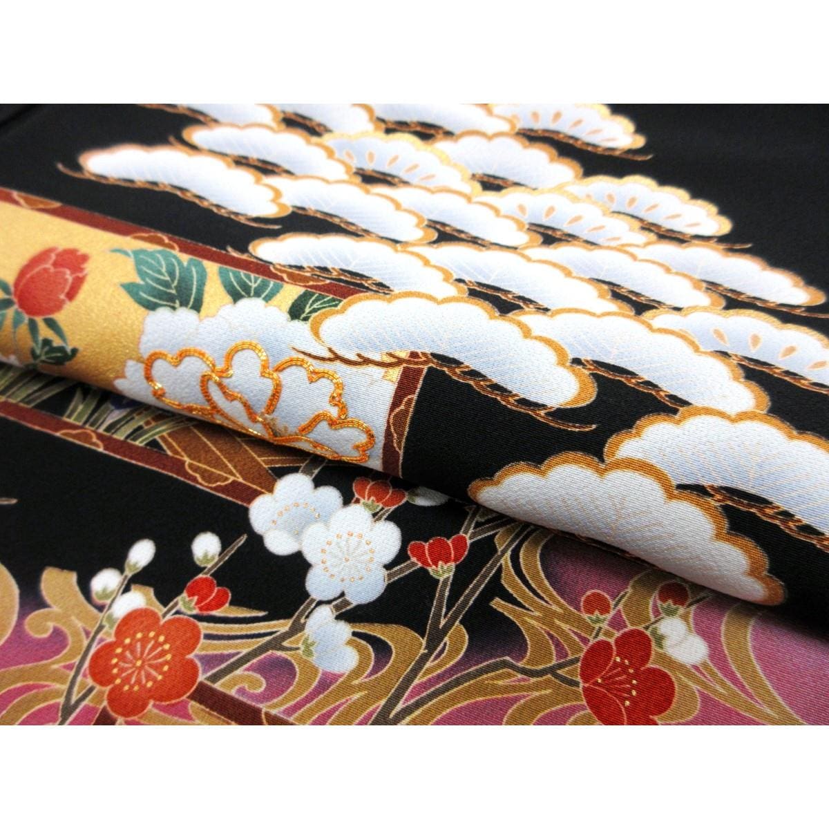留袖　友禅金彩加工　刺繍入り　丸に剣片喰　身幅２Ｌ寸