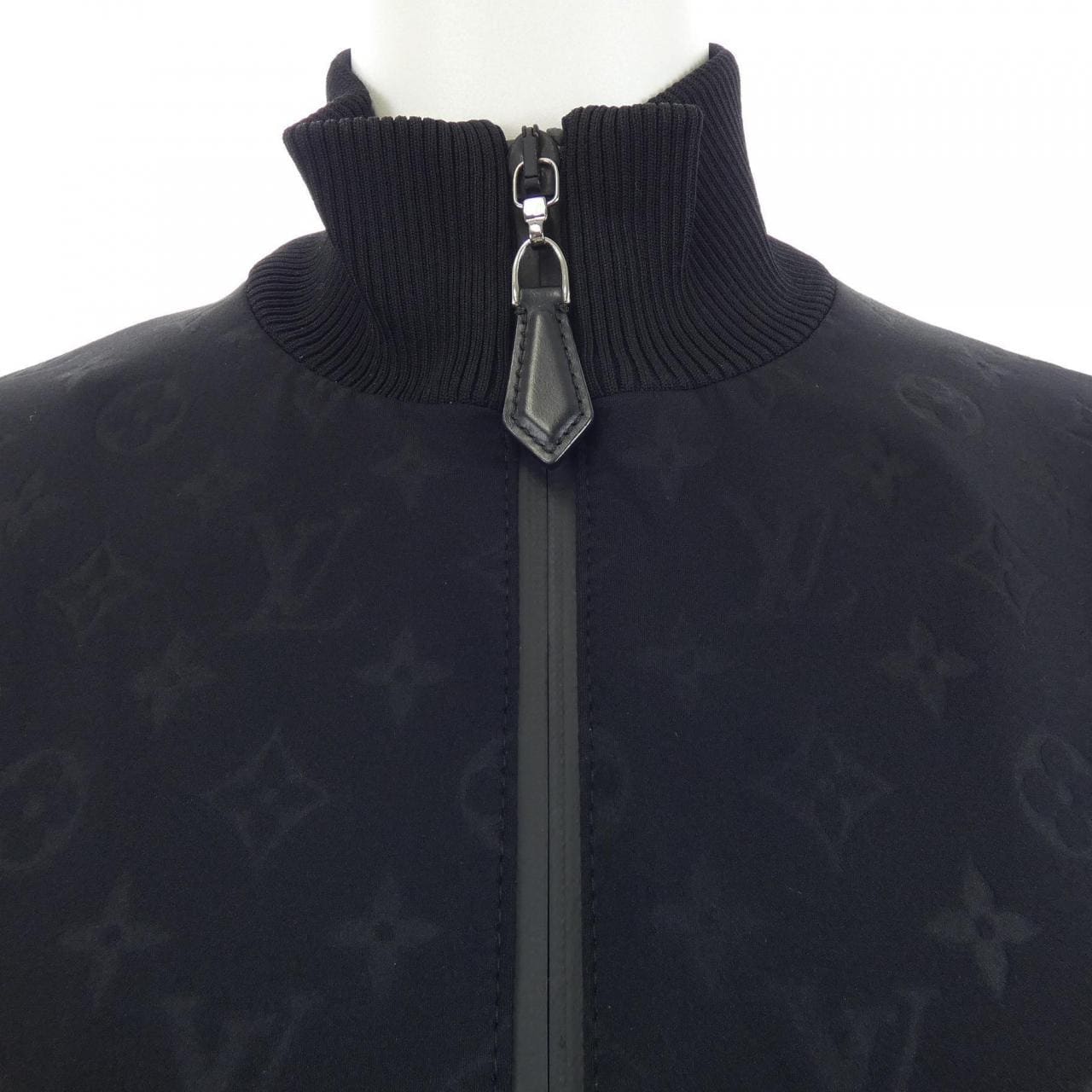 ルイヴィトン LOUIS VUITTON エンボスモノグラム FMJA26D97 ブルゾン