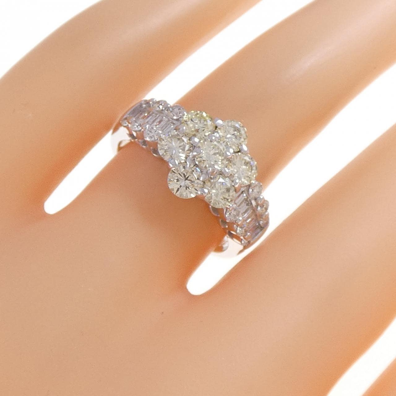 K18WG フラワー ダイヤモンド リング 1.50CT