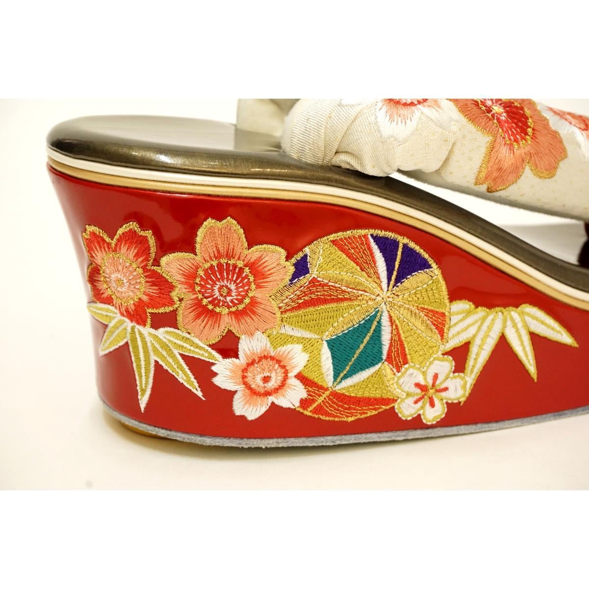 【新品】女士Zori凉鞋，饰有球形和樱花图案