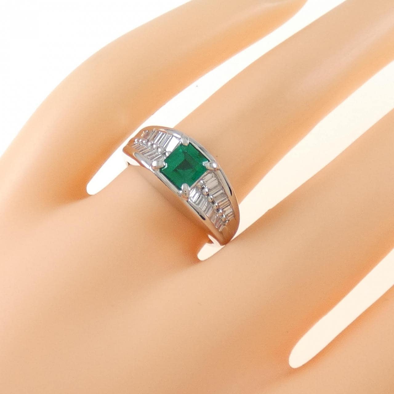 PT900 Emerald Ring 0.72CT