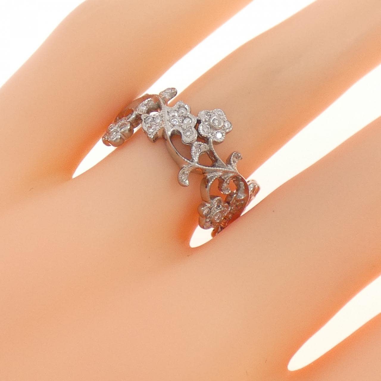 K18WG フラワー ダイヤモンド リング 0.36CT