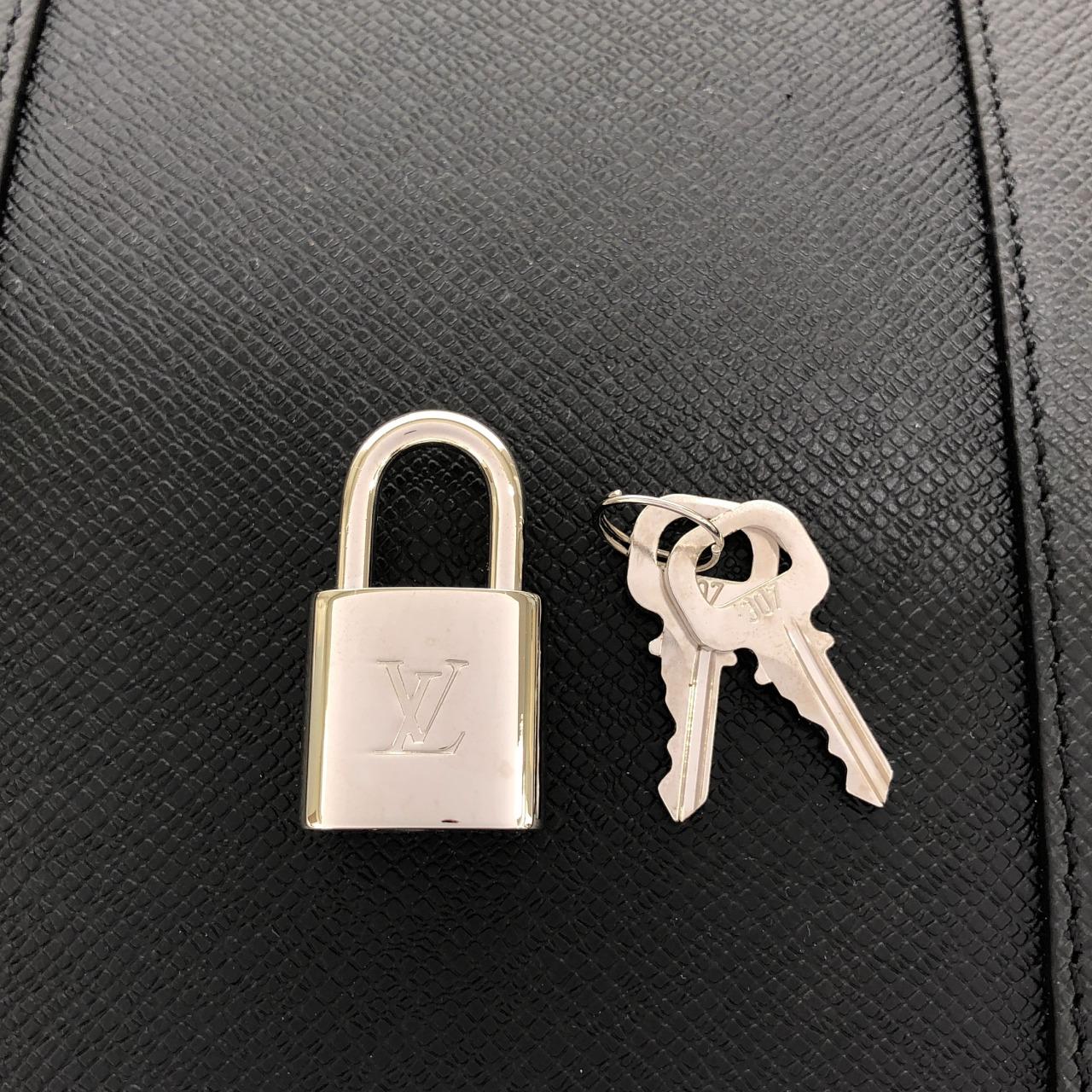 ルイヴィトン タイガ ポルト ドキュマン ヴォワヤージュ M30925 バッグ