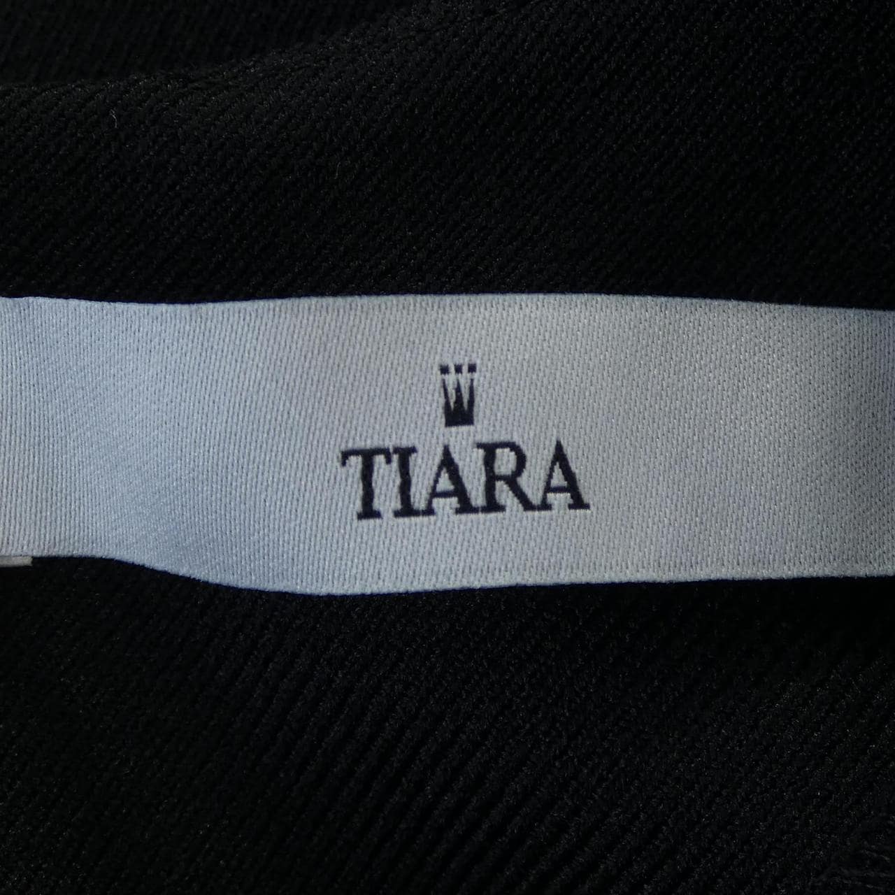 ティアラ TIARA トップス