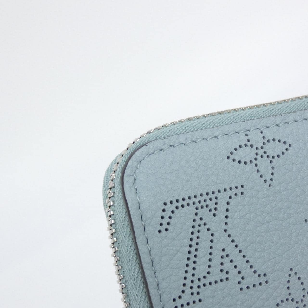 ルイヴィトン マヒナ ジッピー ウォレット M69032 財布